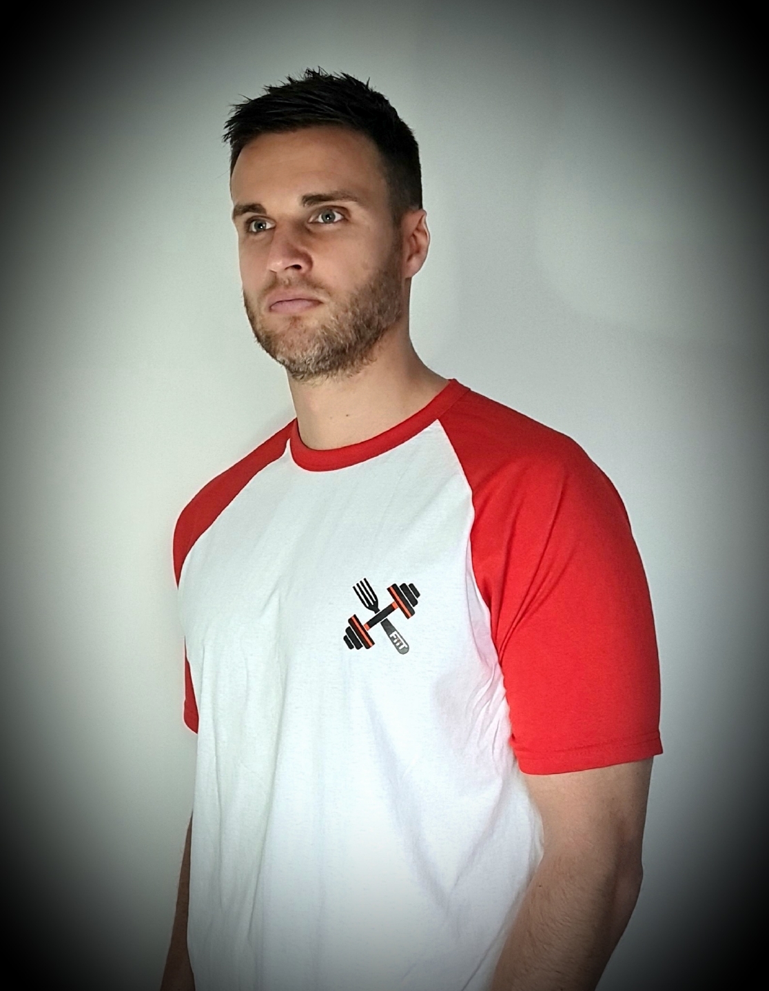photo princilpale T-shirt FiiT blanc et rouge Fitnessavoda